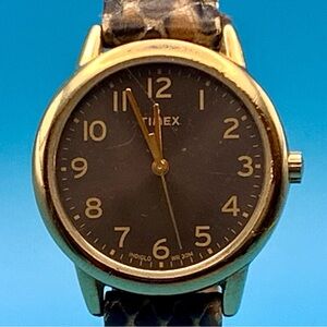 TIMEX 2012 Women’s Fashion Quartz Wristwatch Indiglo Leather Band Working Cond